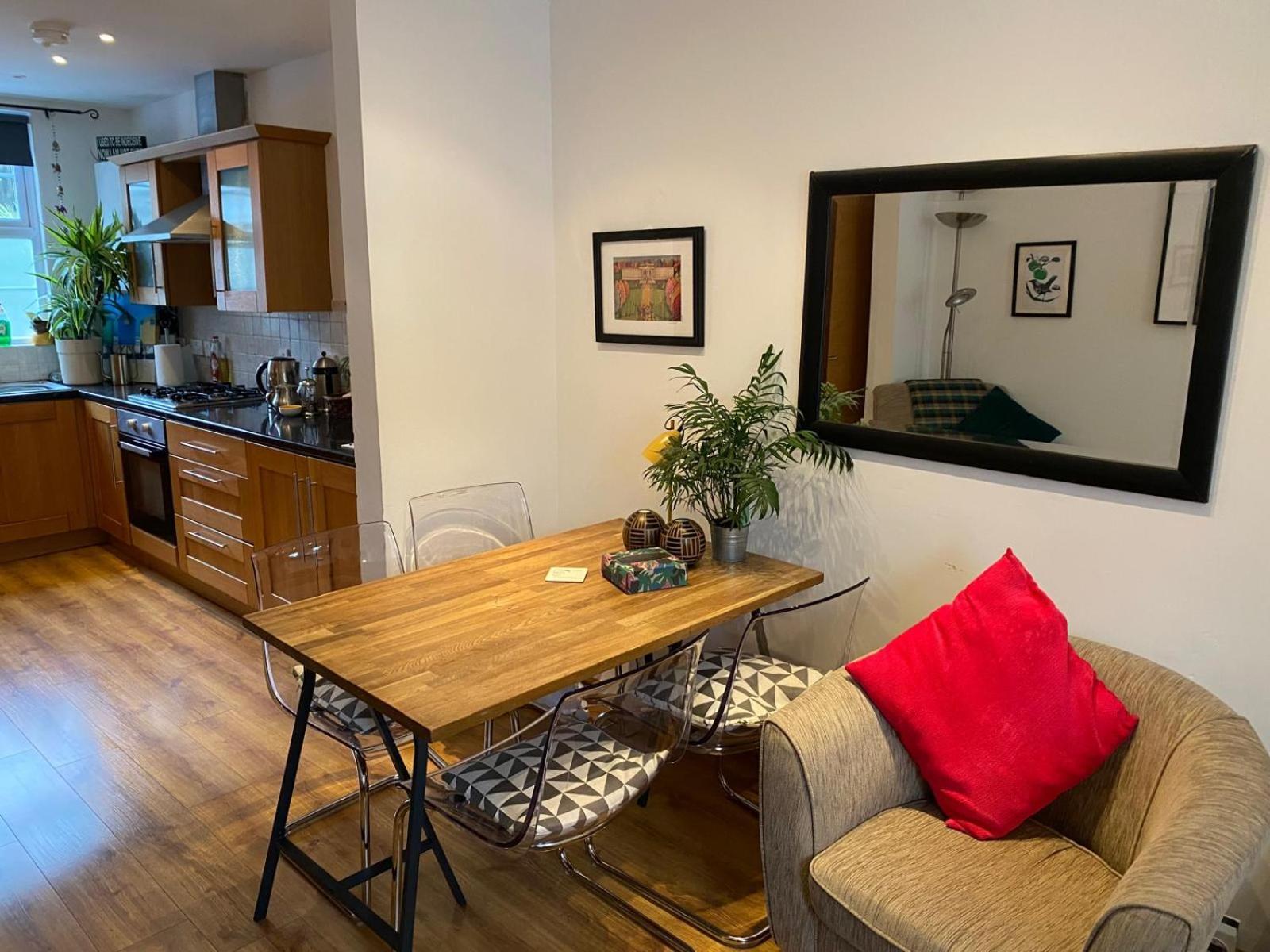 True Colours Apartment In Central Location Bangor  Dış mekan fotoğraf